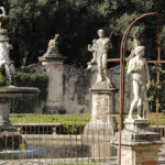 La storia della Villa raccontata attraverso le statue presenti nei suoi giardini